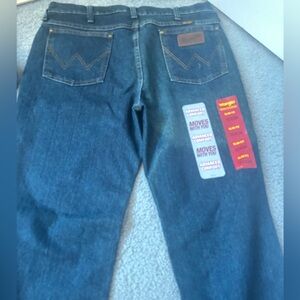 Wrangler men’s jean . Move with you , slim